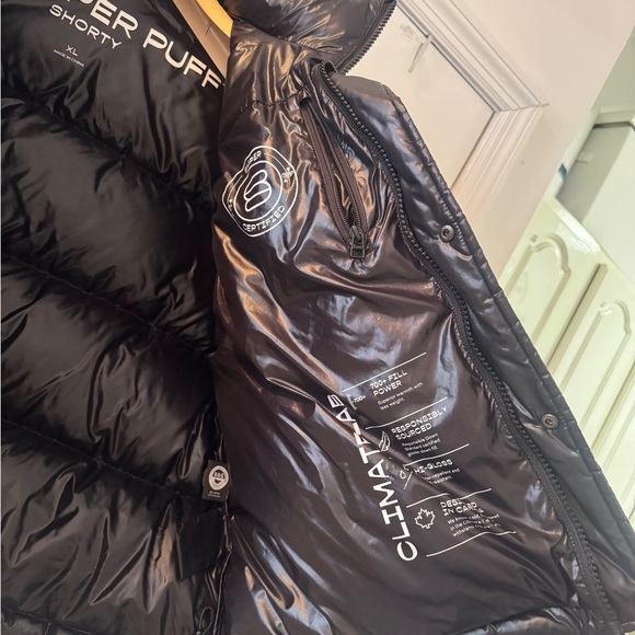 Super Puff Shorty Puffer w Hood - Black Gloss - Aritzia - Picture 4 of 10